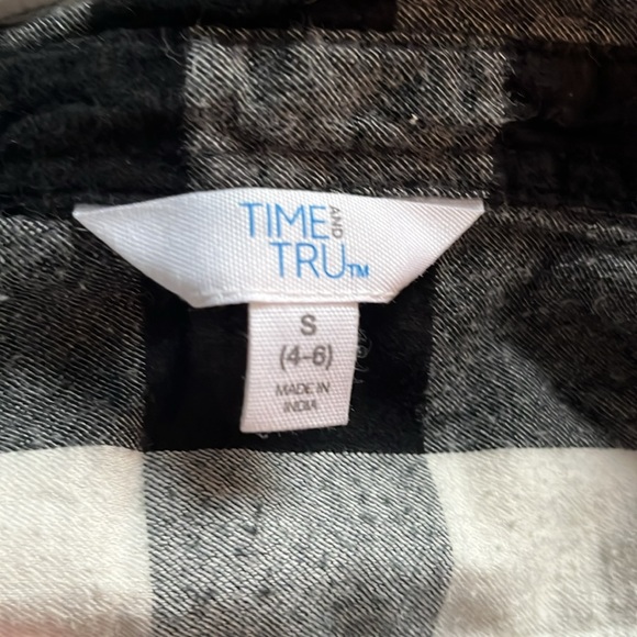 Women’s Black and white flannel button up - Picture 3 of 4